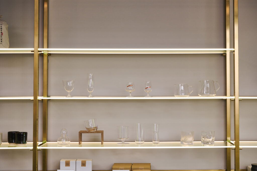 店舗の商品、もっと魅力的に見せませんか？天井照明、棚下照明、そして新しい「面」で光る棚。4つの照明手法を徹底比較し、ブランド価値を高める最適な選び方をご紹介します。
