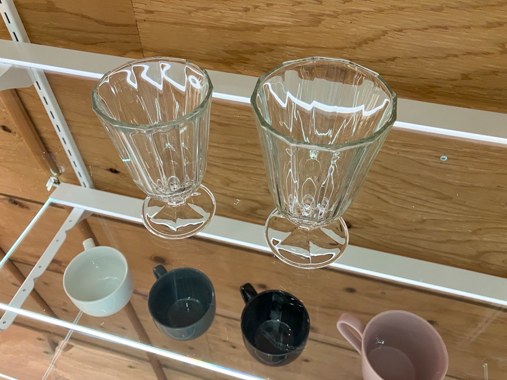 ガラス板を活用した商品棚の様子。棚板自体は光らないが、透明性が高く、空間のアイキャッチ効果がある。