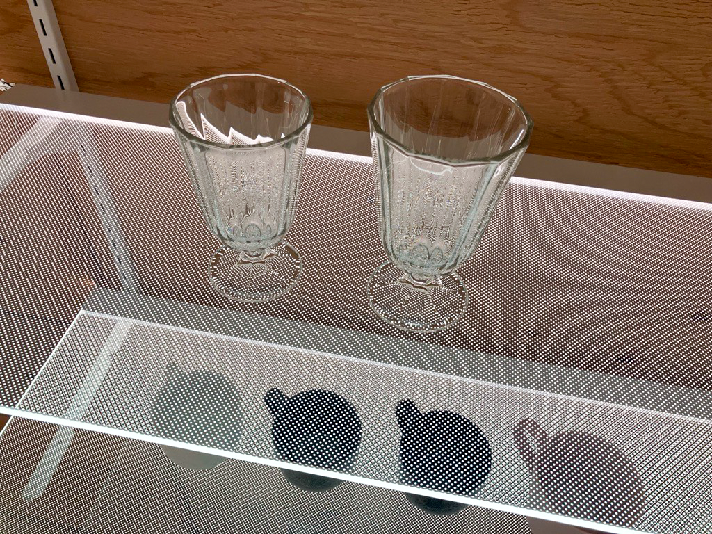導光板(ドットパターン)を活用した商品棚の様子。面内のパターンが視認できるため、そのテクスチャを意匠の一部として捉え、商品の見やすさへの工夫が必要となる。